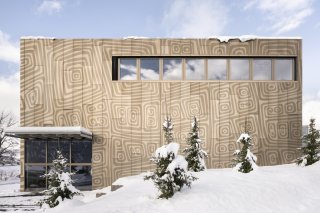Comme la Fondation Opale est intimement liée à l'art aborigène, une œuvre typique de cet art sera désormais représentée sur la toute façade du centre.
